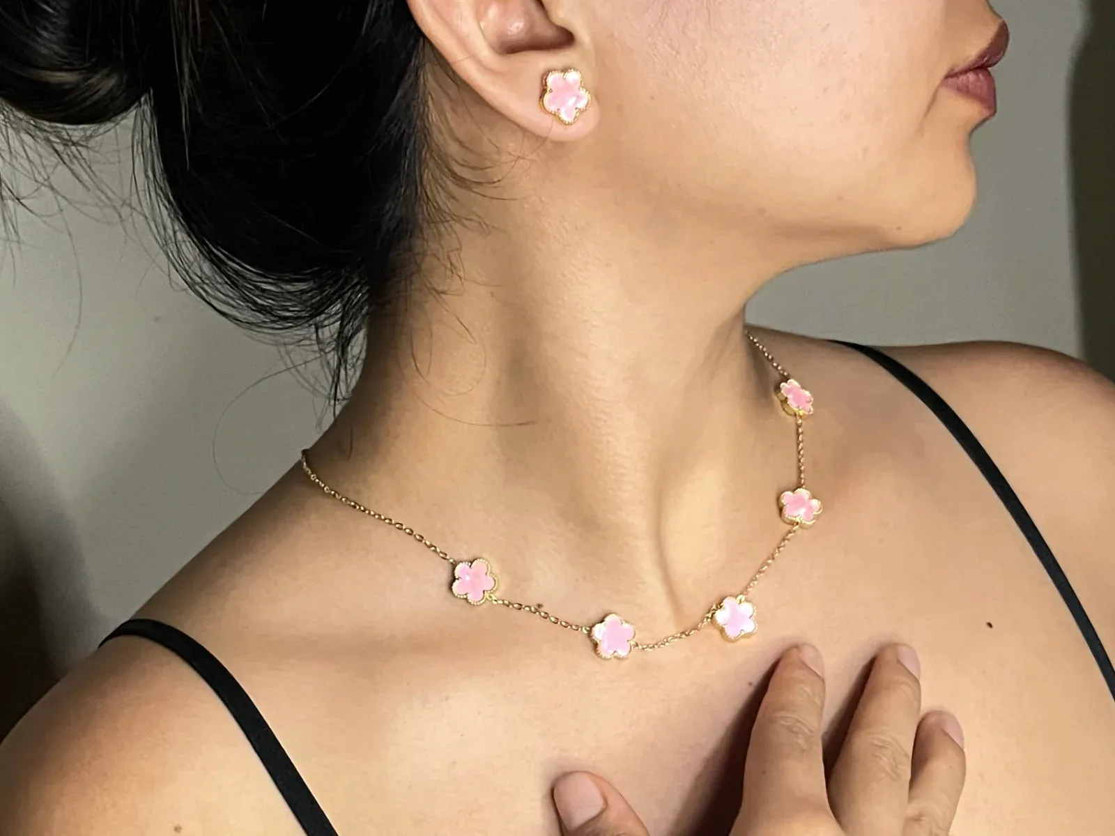 Set de Collar, Pulsera y Aretes "Flores Rosas" · foto 2