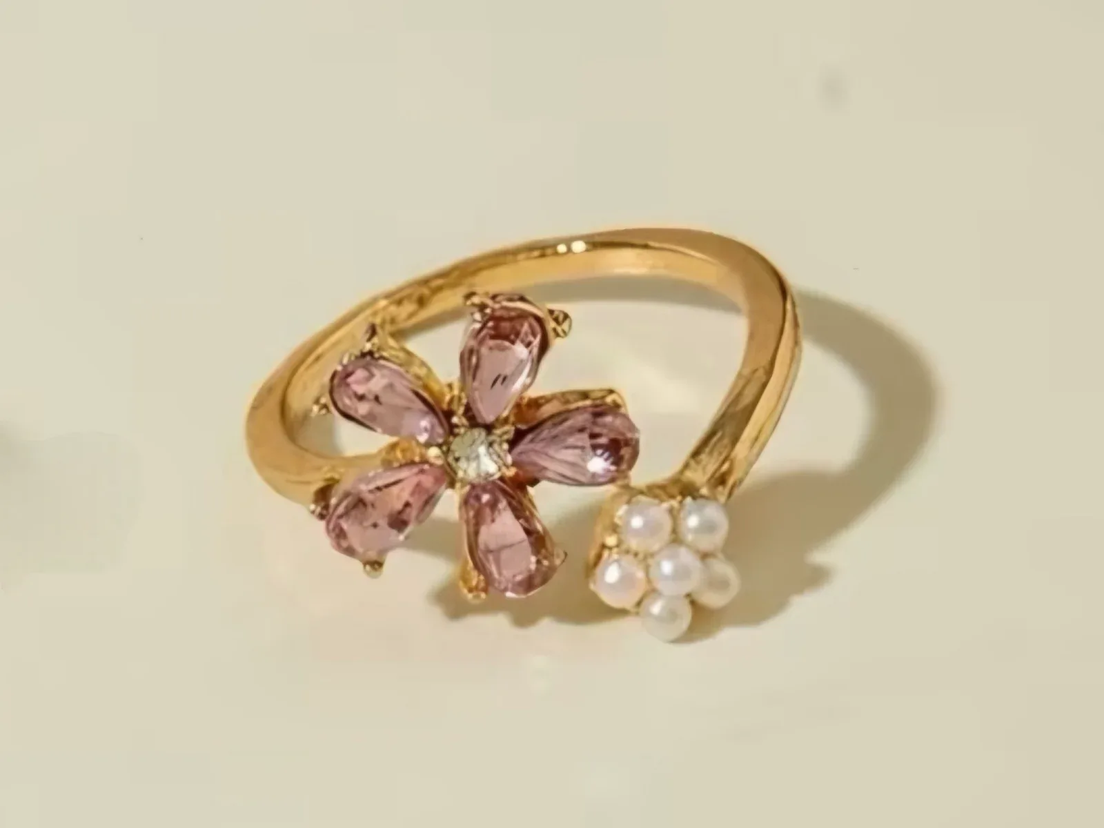 Anillo Ajustable "Pétalos de Cristal"