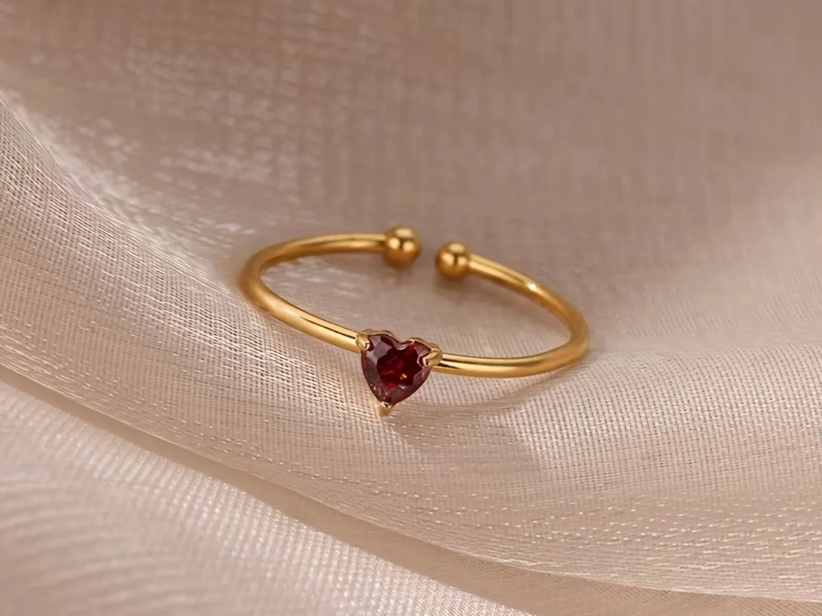 Anillo Ajustable "Corazón Rubí"
